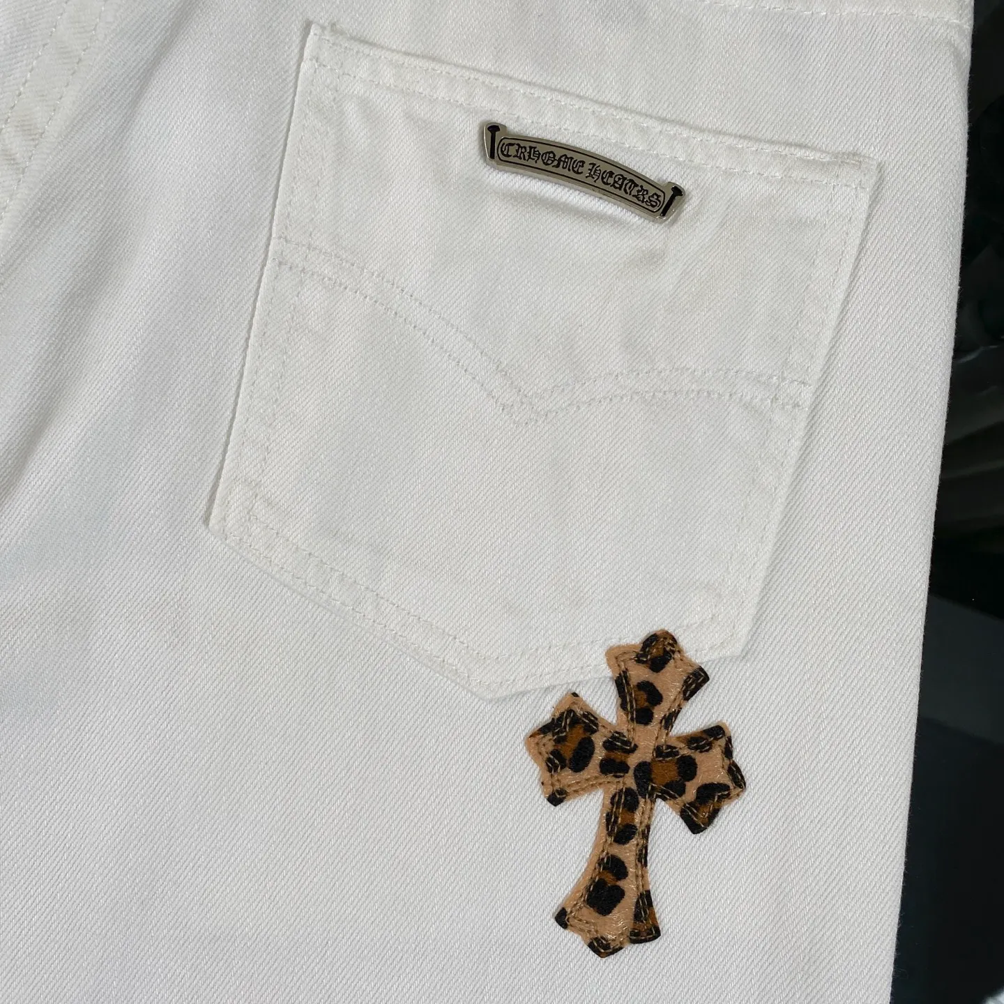 P240 CH Chromehearts 2025 new Mattyboy hand-painted custom CH painted graffiti leopard print cross patchwork leather jeans jeans jeans top ceiling quality styles with different washed textures, very friendly to people with thin legs and thick legs, the straight and loose version is very flattering to the leg shape. Timeless and moderate length, easy to match with casual, basic styling for various styles, a must-have in the wardrobe! The fabric is stiff but also makes the upper body soft without losing texture. The washing process is even more perfect. It is a must-have item for everyone! ! ! Washed wheat, hang tag, pants label, three complete labels, color: white, size: 28, 30, 32, 34